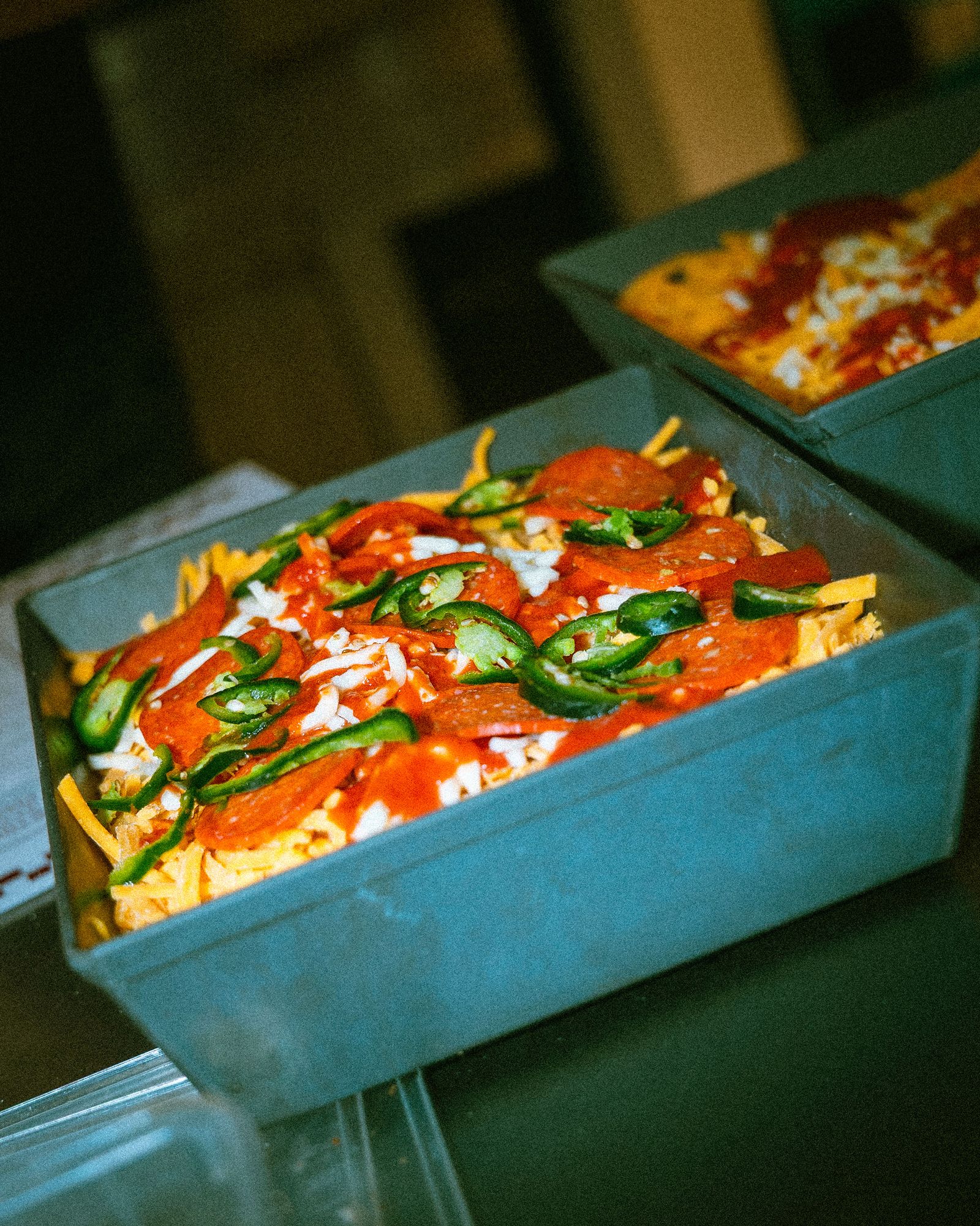 Une pizza Detroit rectangulaire aux bords de fromage caramélisés, chez Toto's à Rouen